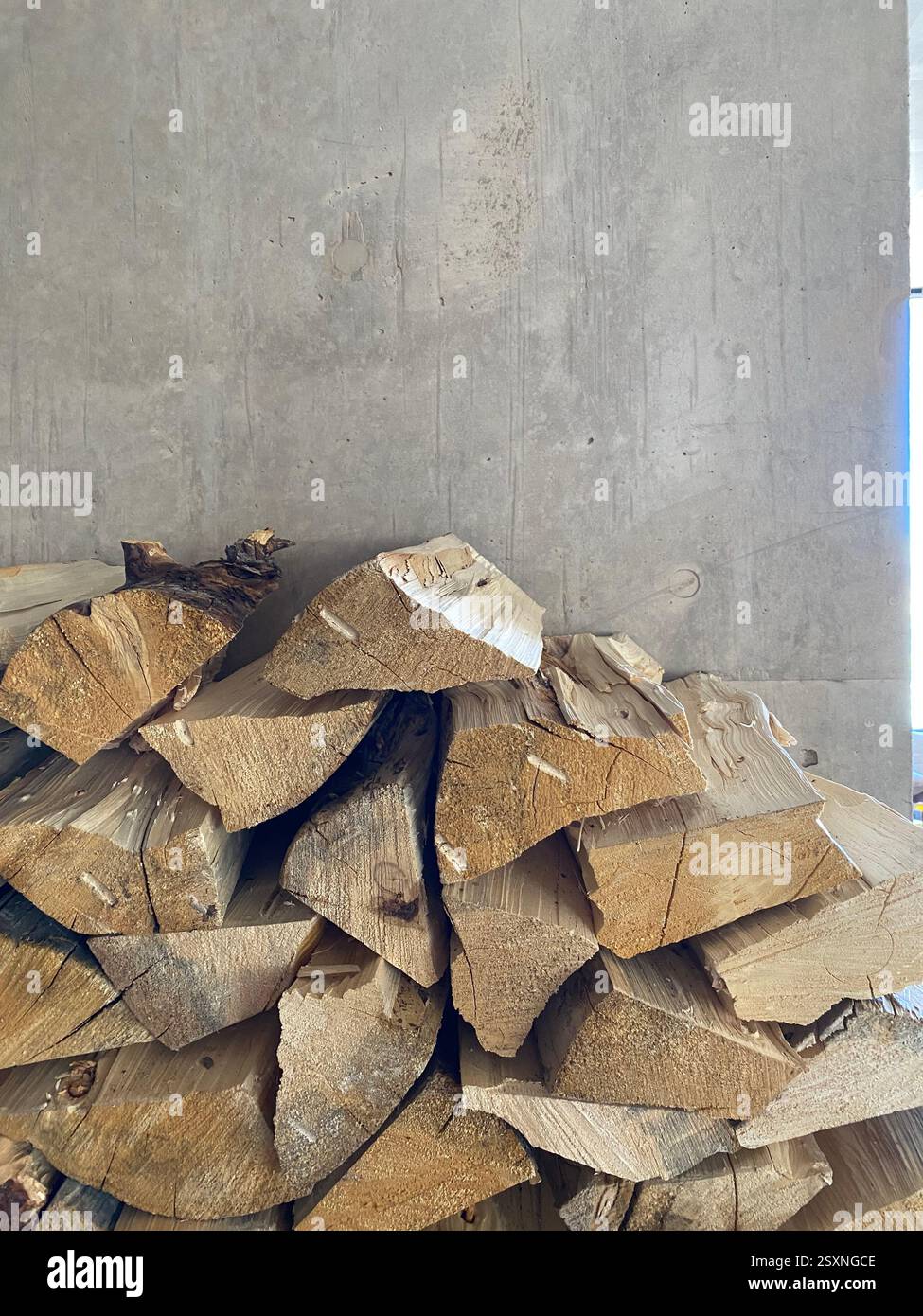 Pila di legna da ardere contro un muro di cemento - Immagine stock catturata con smartphone