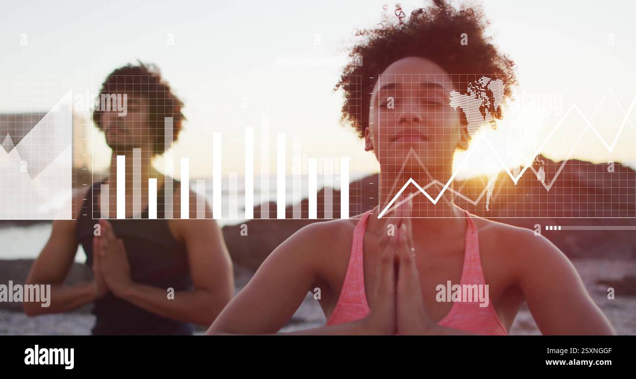 Immagine dell'elaborazione digitale dei dati su diverse persone che praticano yoga in spiaggia Foto Stock