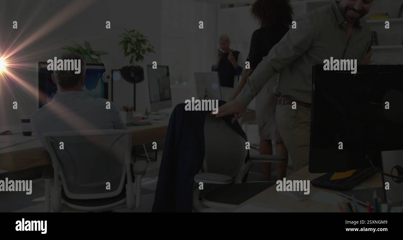 Immagine di bandiera Ucraina su diversi uomini d'affari che lavorano in ufficio moderno Foto Stock