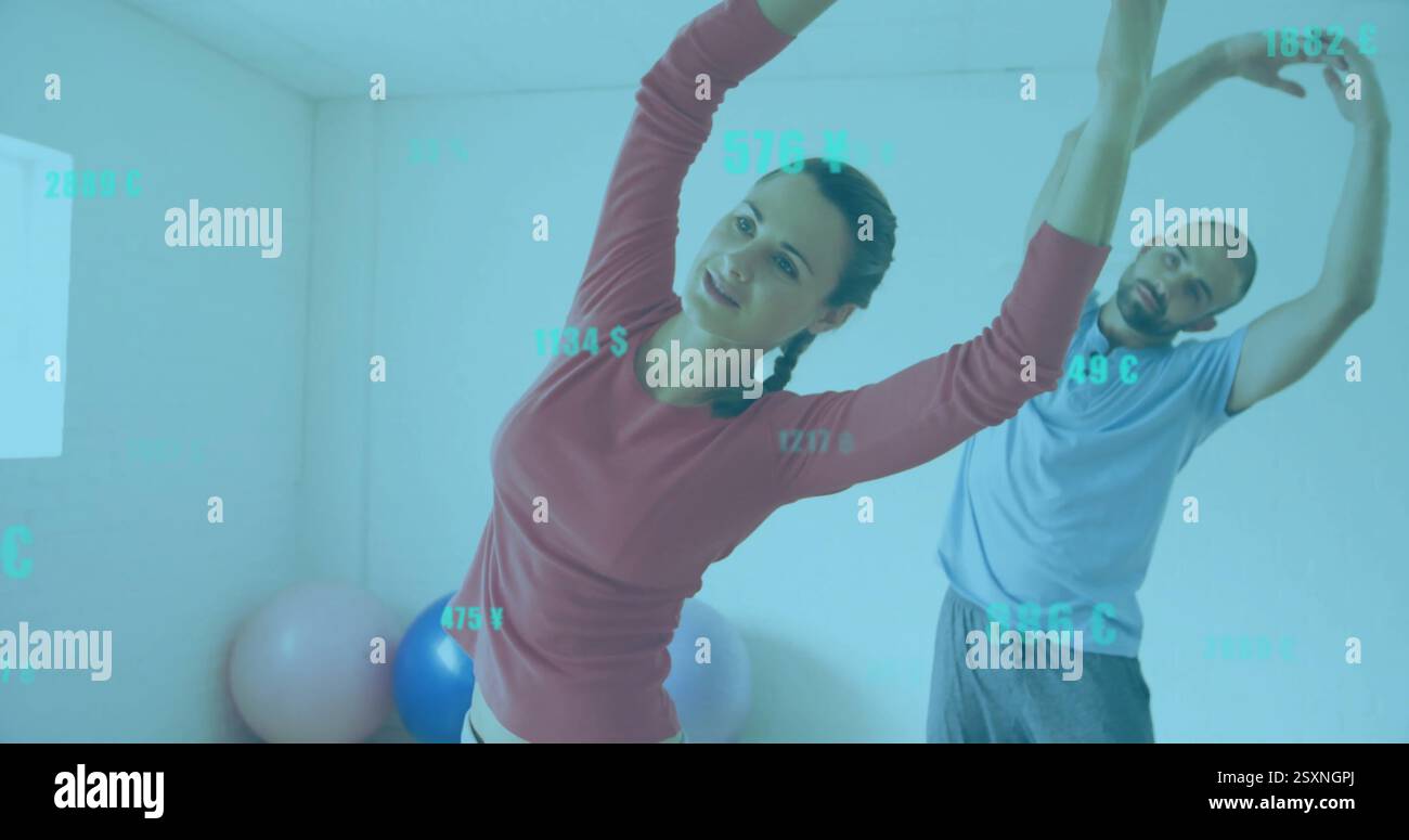 Esercizi di stretching, persone in palestra con un'immagine dei dati di fitness sopra di loro Foto Stock