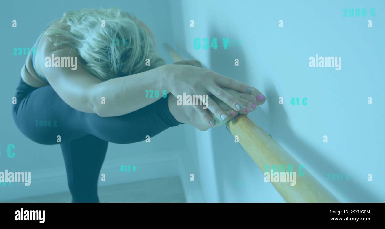 Si allunga sul balletto barre, donna con un'immagine di dati finanziari su di lei Foto Stock