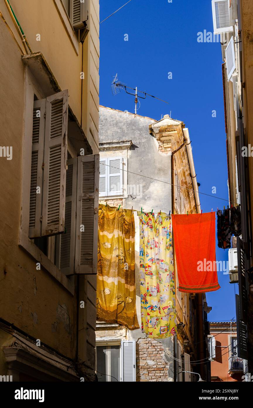 Lavate la giornata nella trafficata città vecchia di Corfù, Kerkira, Grecia Foto Stock