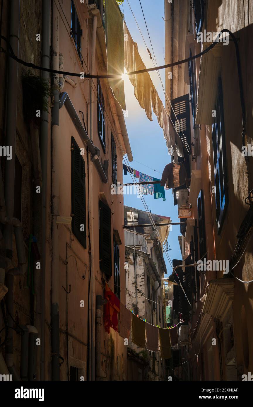 Il lavaggio si snoda sulle stradine strette della città vecchia di Corfù Foto Stock