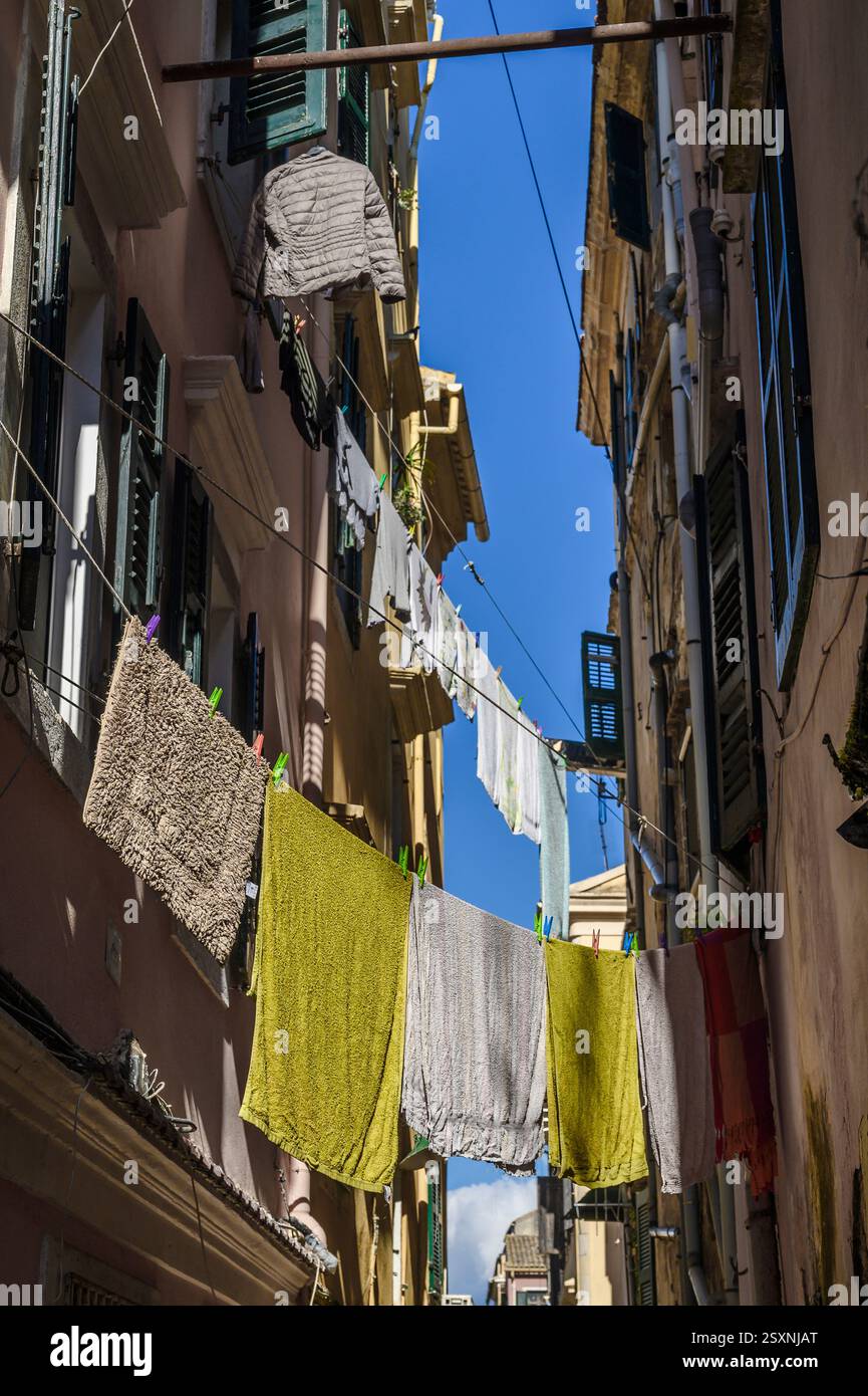 Lavate la giornata nella trafficata città vecchia di Corfù, Kerkira, Grecia Foto Stock