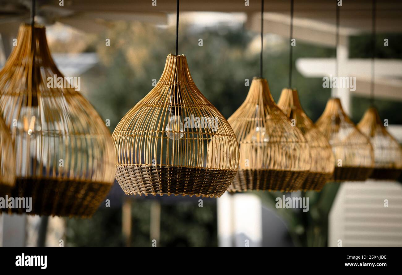 Lampade in vimini appese in un ristorante sulla spiaggia. Foto Stock
