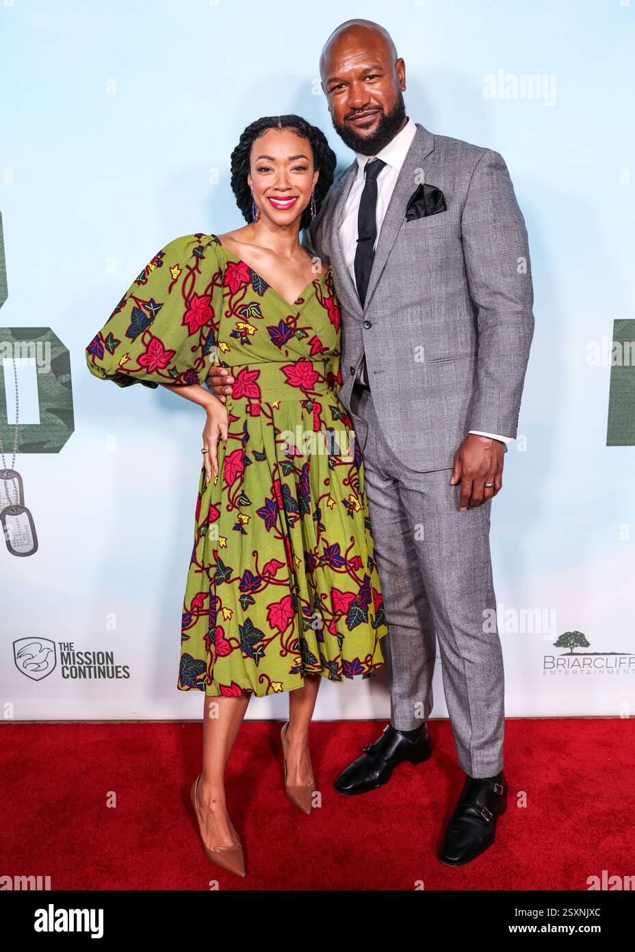 Hollywood, Stati Uniti. 24 febbraio 2025. HOLLYWOOD, LOS ANGELES, CALIFORNIA, USA - 24 FEBBRAIO: Sonequa Martin-Green e il marito Kenric Green arrivano alla proiezione speciale di Los Angeles di "My Dead Friend Zoe" della Briarcliff Entertainment tenutasi all'Hollywood Legion Theater all'Hollywood American Legion Post 43 il 24 febbraio 2025 a Hollywood, Los Angeles, California, Stati Uniti. (Foto di Xavier Collin/Image Press Agency) credito: Image Press Agency/Alamy Live News Foto Stock