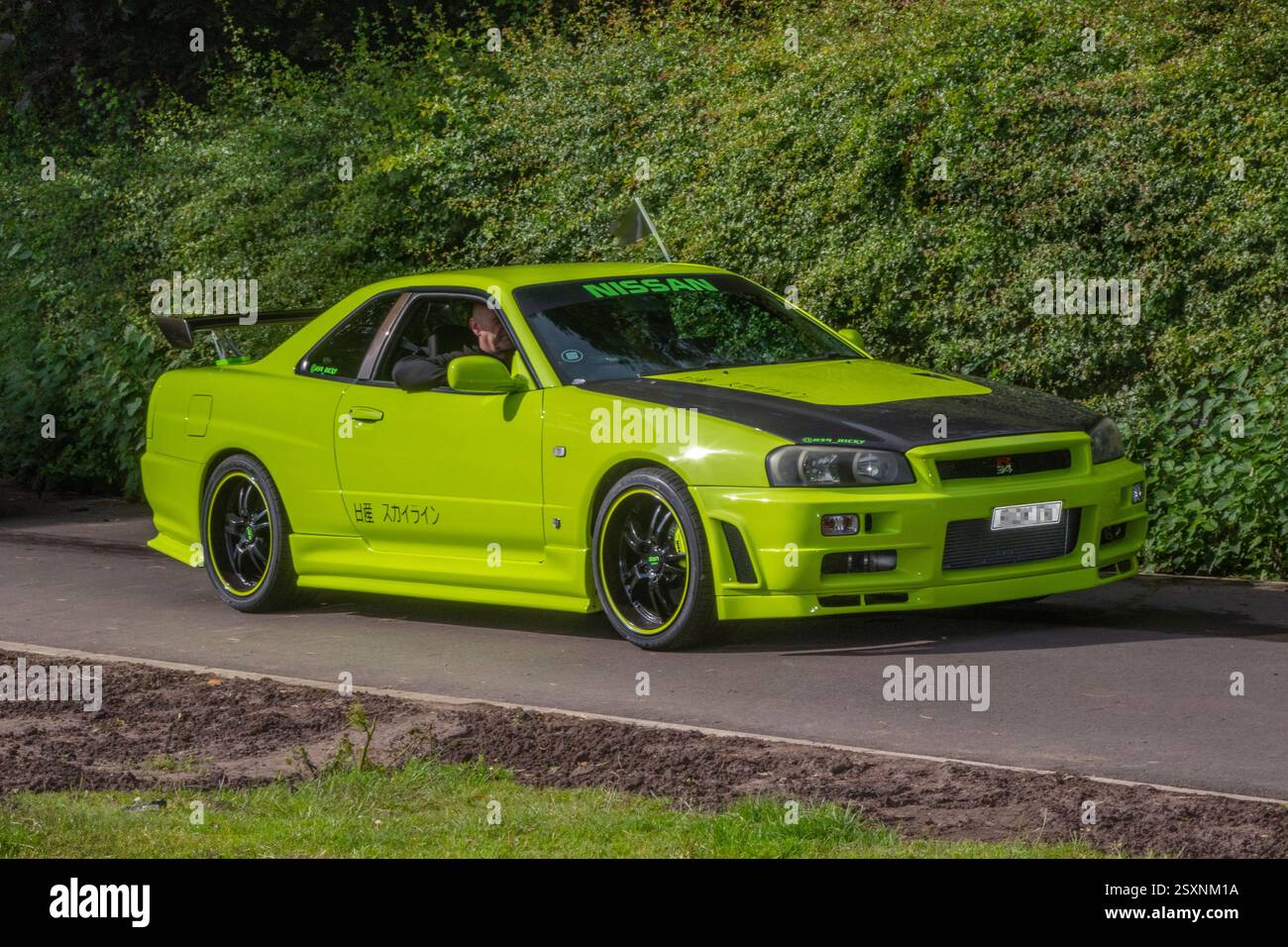 Anni '1999 90 Novanta Acid Green Nissan GT-R Skyline S-A benzina coupé; viene guidato nei terreni storici di Worden Park, Leyland, Regno Unito Foto Stock