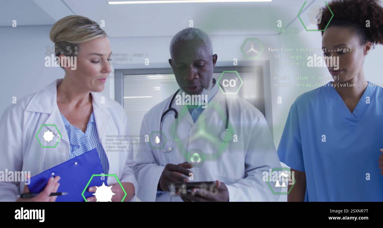 Immagine di icone ecologiche ed elaborazione dei dati su diversi medici Foto Stock