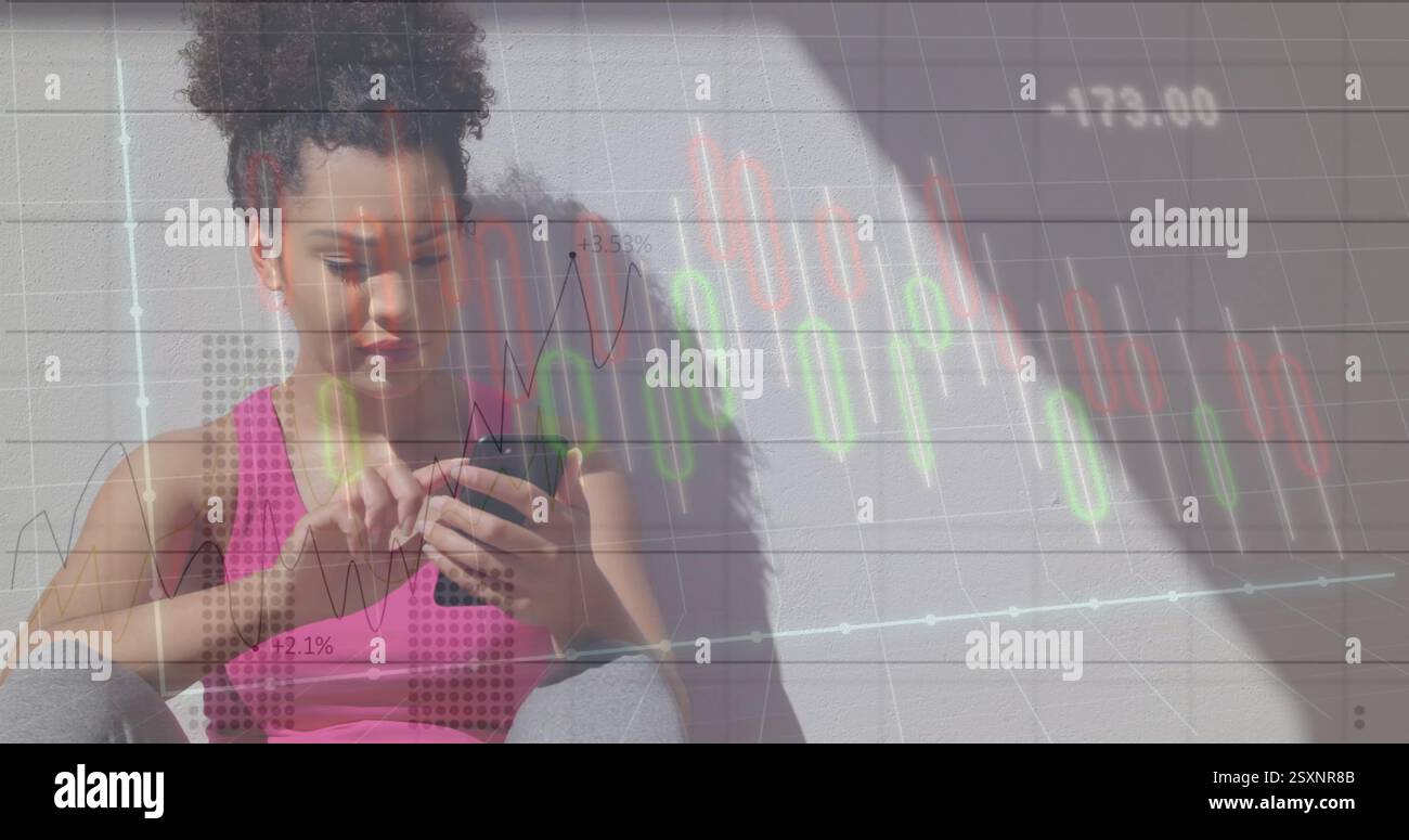 Immagine dell'elaborazione di dati finanziari su una donna birazziale che usa il telefono durante l'esercizio Foto Stock