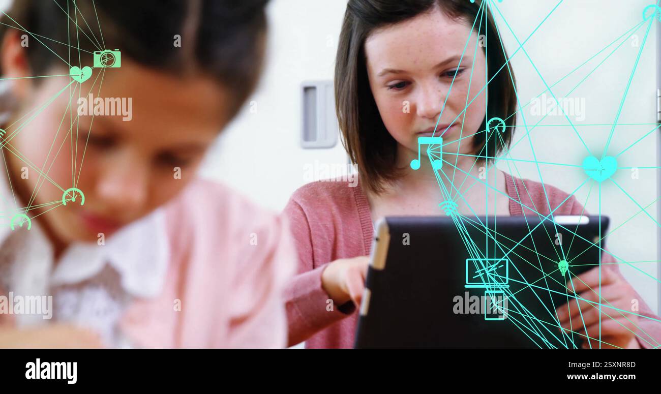 Bambini che utilizzano tablet con sovrapposizione di immagini in rete digitale e condivisione dati Foto Stock
