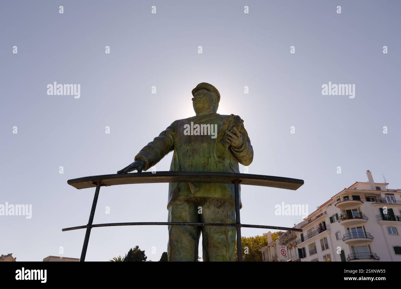 Statua di Dom Carlos i con binocolo in mano, illuminata dal sole da dietro Foto Stock