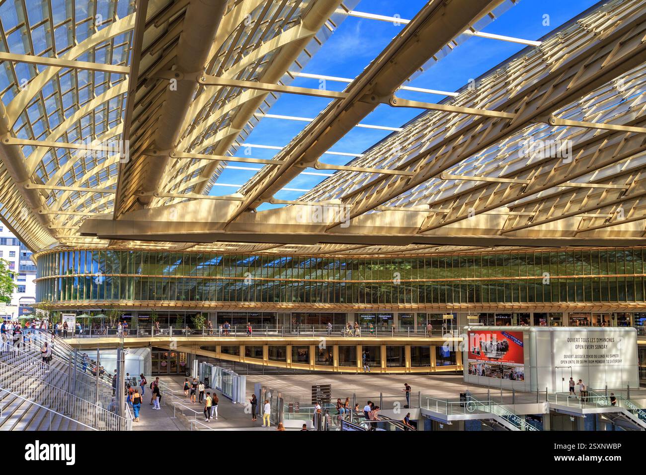 PARIGI, FRANCIA - 30 AGOSTO 2019: Il Forum les Halles è un moderno e enorme centro commerciale sotterraneo sul sito del centro di les Halles Foto Stock
