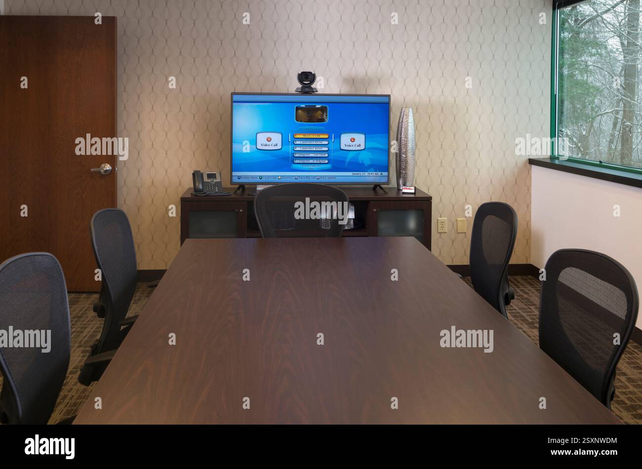 Sala riunioni vuota con monitor per riunioni a distanza Foto Stock