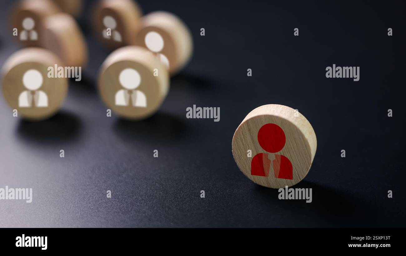 Concetto di leadership, Customer Relationship Management on dark background, concetto di leadership aziendale per il team leader, Un cerchio con l'icona di un manager Foto Stock