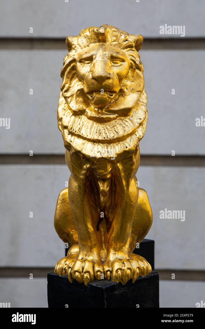 Primo piano di una scultura di leone d'oro sulle ringhiere all'esterno del ristorante e bar Six Clerks, situato in Chancery Lane a Londra, Regno Unito. Foto Stock