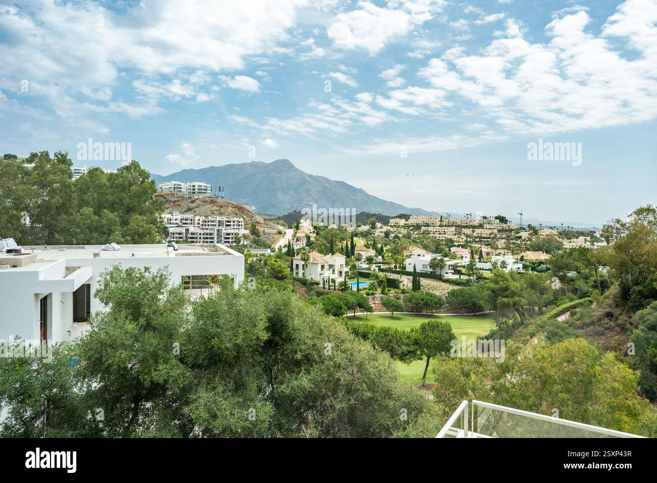 Un'immagine di paesaggio che si affaccia su uno dei campi da golf nascosti intorno a Marbella Foto Stock