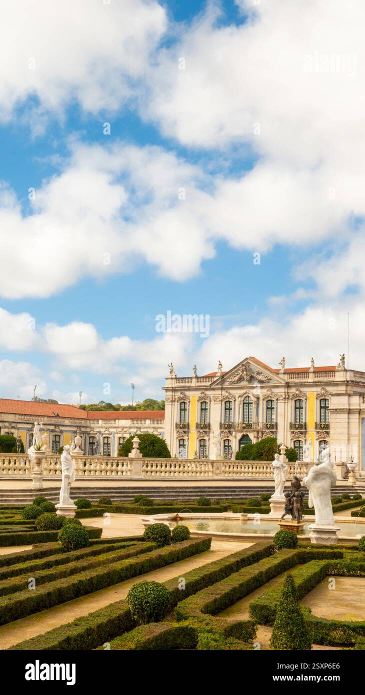 Topiario, fontane e statue nei giardini formali di fronte al Palacio de Quelez. Foto Stock