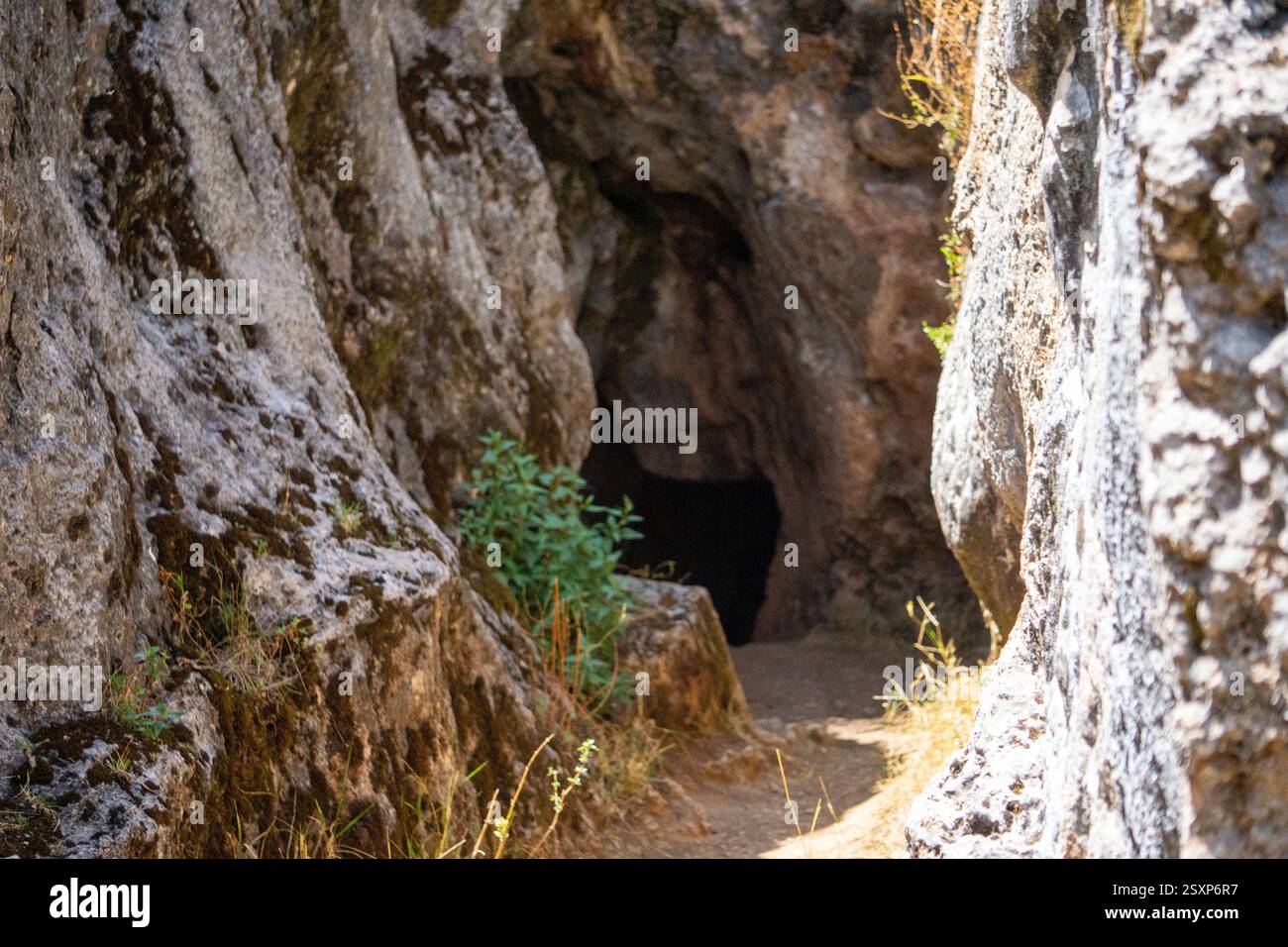Zona X Cusco Perù paesaggio sacro andino con formazioni rocciose inca labirinti di Chinkana e passaggi nascosti vicino alle rovine di Sacsayhuaman Foto Stock