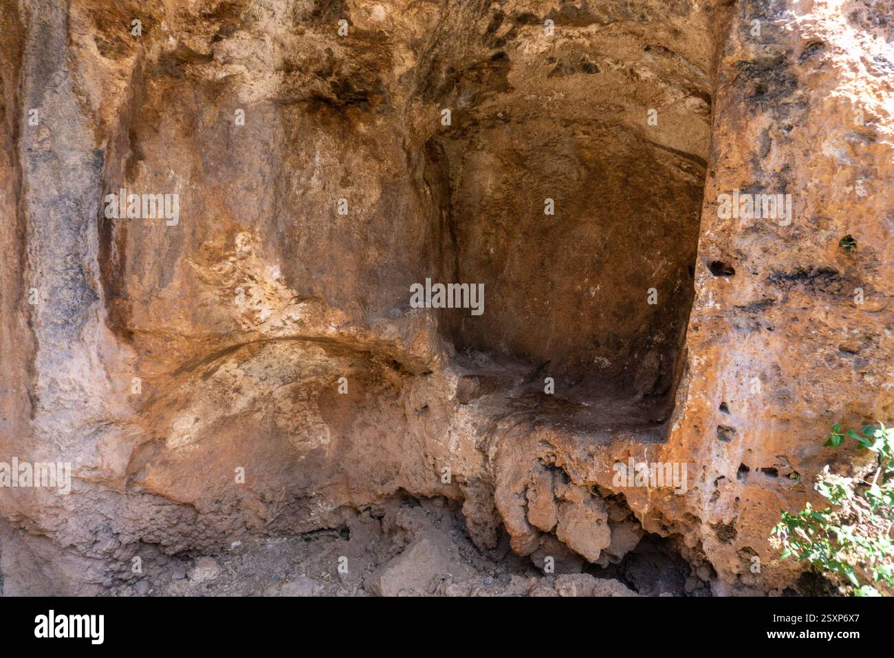 Zona X Cusco Perù antichi passaggi sotterranei Inca e formazioni rocciose circondate dalle montagne andine vicino a Sacsayhuaman Foto Stock