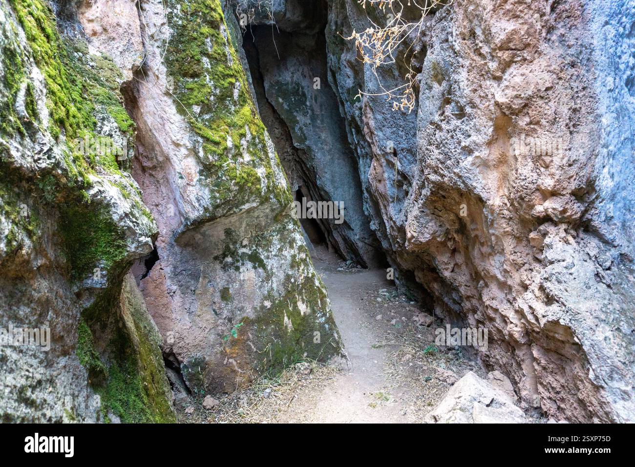 Destinazione di viaggio nella zona X Cusco in Perù con le grotte segrete Inca passaggi sotterranei e formazioni di pietra naturale vicino a Sacsayhuaman Foto Stock