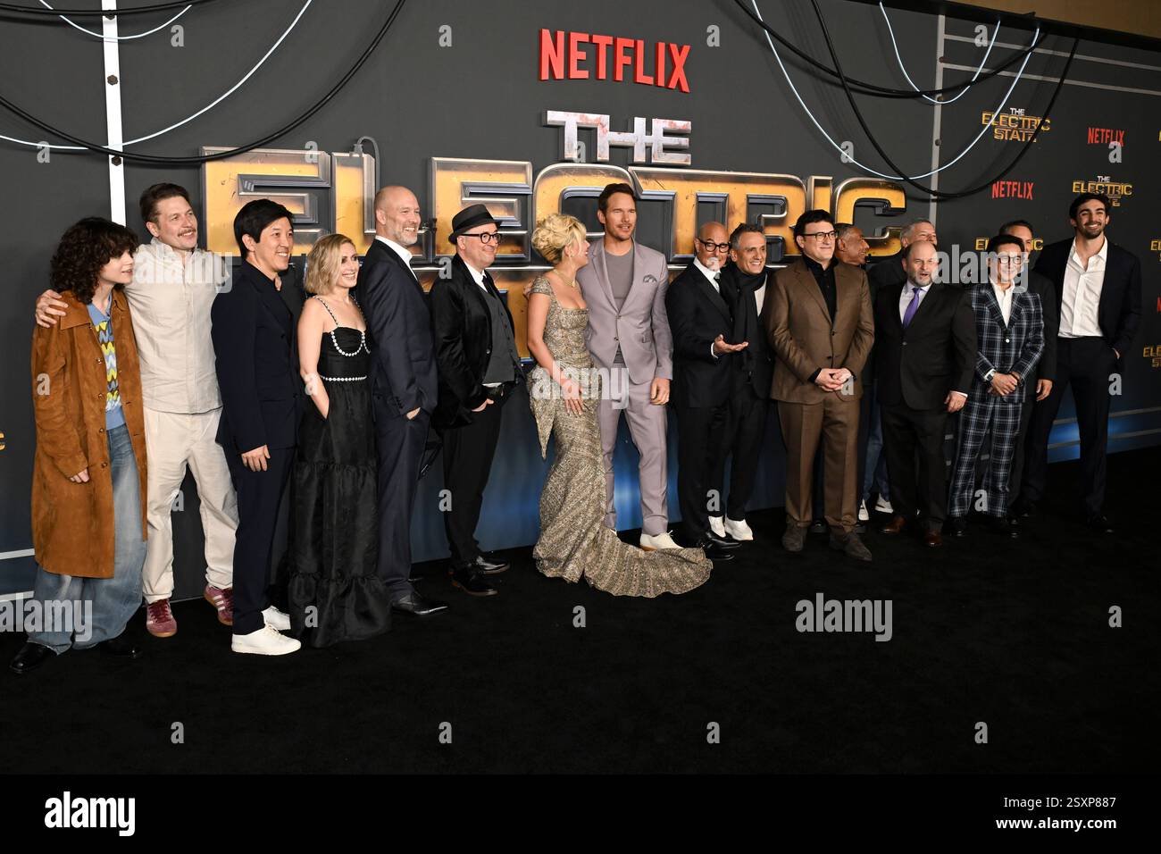 24 febbraio 2025, Hollywood, California, Stati Uniti: (L-R) Woody Norman, Simon stÃ¥lenhag, Dan Lin, Presidente di Film, Netflix, Angela Russo-Otstot, Stephen McFeely, Christopher Markus, Millie Bobby Brown, Chris Pratt, Stanley Tucci, Joe Russo, Anthony Russo, Giancarlo Esposito, Jason Alexander, Ted Sarandos, Co-CEO, Netflix, KE Huy Quan e Ori Marmur, VP, Film atttend "The Electric State" World Premiere.a (Credit Image: © Billy Bennight/ZUMA Press Wire) SOLO PER USO EDITORIALE! Non per USO commerciale! Foto Stock