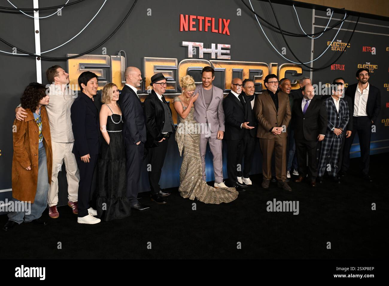 24 febbraio 2025, Hollywood, California, Stati Uniti: (L-R) Woody Norman, Simon stÃ¥lenhag, Dan Lin, Presidente di Film, Netflix, Angela Russo-Otstot, Stephen McFeely, Christopher Markus, Millie Bobby Brown, Chris Pratt, Stanley Tucci, Joe Russo, Anthony Russo, Giancarlo Esposito, Jason Alexander, Ted Sarandos, Co-CEO, Netflix, KE Huy Quan e Ori Marmur, VP, Film atttend "The Electric State" World Premiere.a (Credit Image: © Billy Bennight/ZUMA Press Wire) SOLO PER USO EDITORIALE! Non per USO commerciale! Foto Stock
