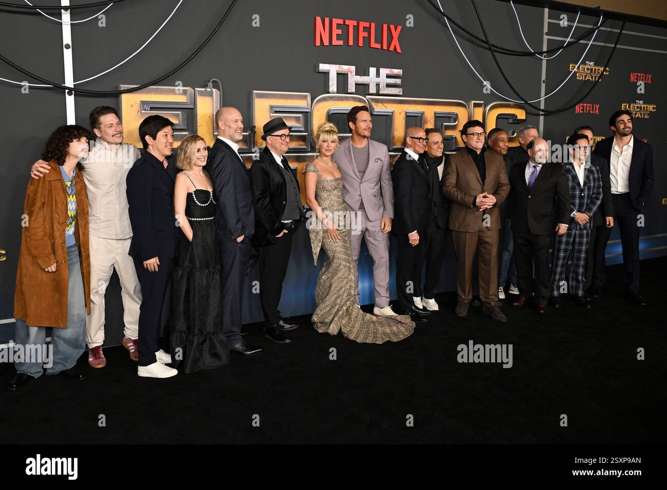 24 febbraio 2025, Hollywood, California, Stati Uniti: (L-R) Woody Norman, Simon stÃ¥lenhag, Dan Lin, Presidente di Film, Netflix, Angela Russo-Otstot, Stephen McFeely, Christopher Markus, Millie Bobby Brown, Chris Pratt, Stanley Tucci, Joe Russo, Anthony Russo, Giancarlo Esposito, Jason Alexander, Ted Sarandos, Co-CEO, Netflix, KE Huy Quan e Ori Marmur, VP, Film atttend "The Electric State" World Premiere.a (Credit Image: © Billy Bennight/ZUMA Press Wire) SOLO PER USO EDITORIALE! Non per USO commerciale! Foto Stock