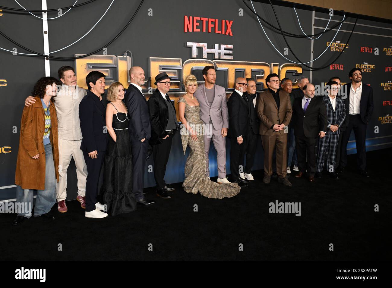 24 febbraio 2025, Hollywood, California, Stati Uniti: (L-R) Woody Norman, Simon stÃ¥lenhag, Dan Lin, Presidente di Film, Netflix, Angela Russo-Otstot, Stephen McFeely, Christopher Markus, Millie Bobby Brown, Chris Pratt, Stanley Tucci, Joe Russo, Anthony Russo, Giancarlo Esposito, Jason Alexander, Ted Sarandos, Co-CEO, Netflix, KE Huy Quan e Ori Marmur, VP, Film atttend "The Electric State" World Premiere.a (Credit Image: © Billy Bennight/ZUMA Press Wire) SOLO PER USO EDITORIALE! Non per USO commerciale! Foto Stock