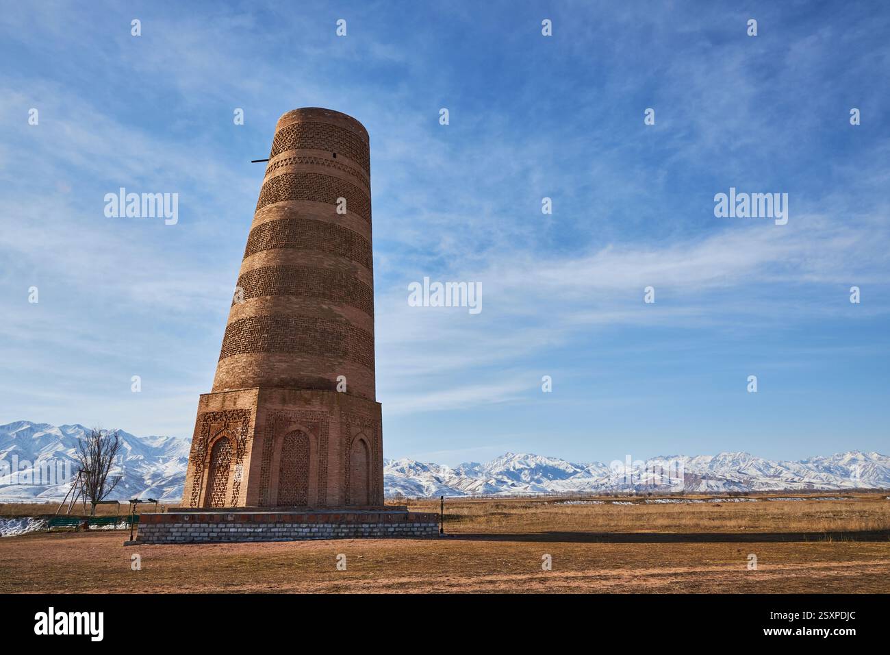 Burana Tower, minareto del IX-XI secolo dello stato del Karakhanide. Luogo turistico, punto di riferimento per i viaggi in Kirghizistan. Rovine dell'insediamento di Buranin, l'antica città di Balasagun Foto Stock