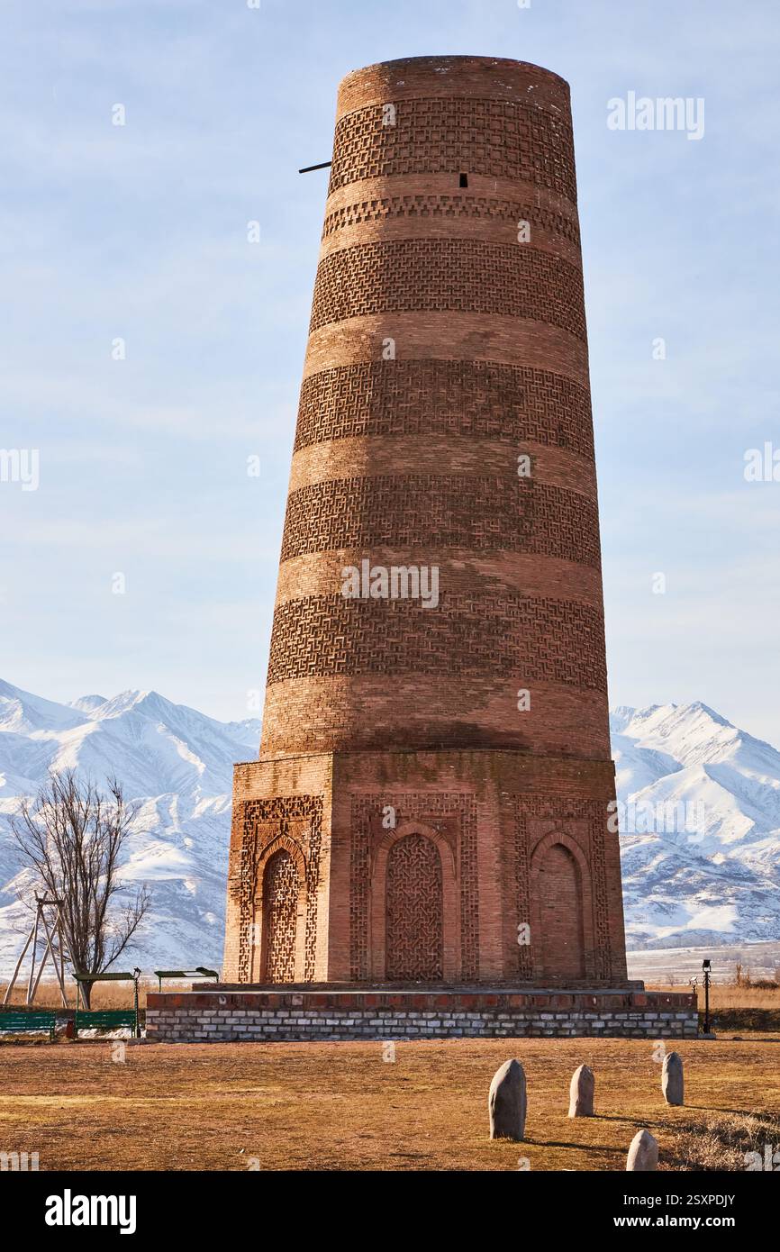 Burana Tower, minareto del IX-XI secolo dello stato del Karakhanide. Luogo turistico, punto di riferimento per i viaggi in Kirghizistan. Rovine dell'insediamento di Buranin, l'antica città di Balasagun Foto Stock