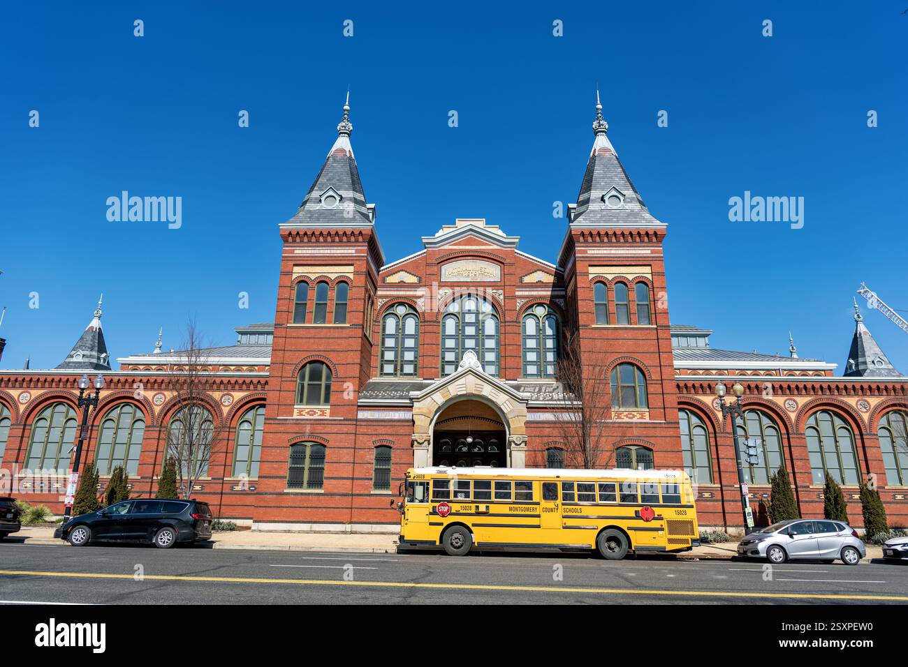 WASHINGTON DC - la facciata dell'edificio delle Arti e delle industrie di Independence Avenue mostra il "National Museum 1879" sopra l'ingresso. Questa struttura vittoriana ornata, parte del complesso dello Smithsonian Institution, si erge in modo prominente sul National Mall. Progettato dagli architetti Adolf Cluss e Paul Schulze, rappresenta uno dei primi edifici americani appositamente costruiti per servire come museo nazionale. Foto Stock
