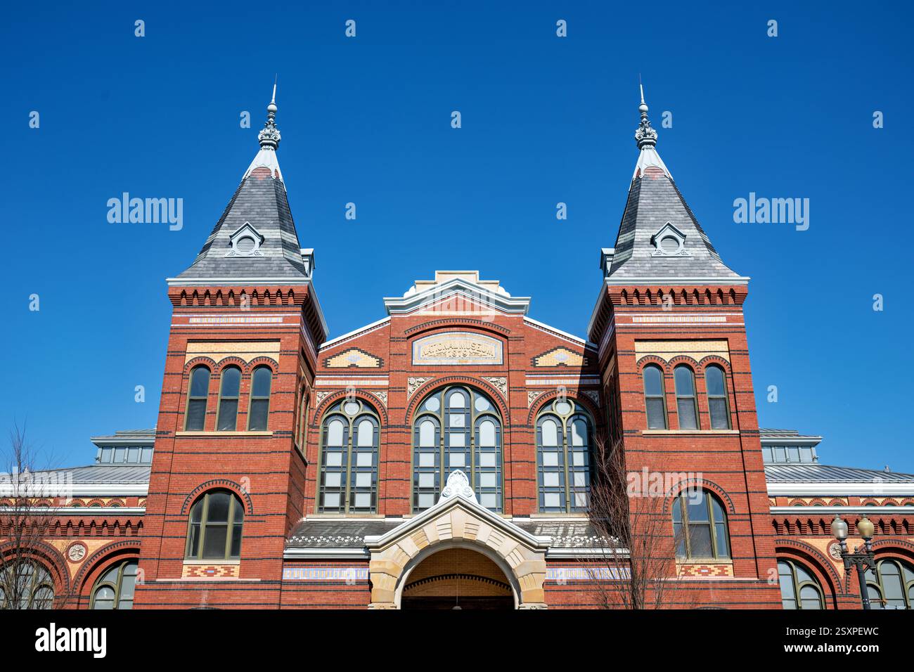 WASHINGTON DC - la facciata dell'edificio delle Arti e delle industrie di Independence Avenue mostra il "National Museum 1879" sopra l'ingresso. Questa struttura vittoriana ornata, parte del complesso dello Smithsonian Institution, si erge in modo prominente sul National Mall. Progettato dagli architetti Adolf Cluss e Paul Schulze, rappresenta uno dei primi edifici americani appositamente costruiti per servire come museo nazionale. Foto Stock