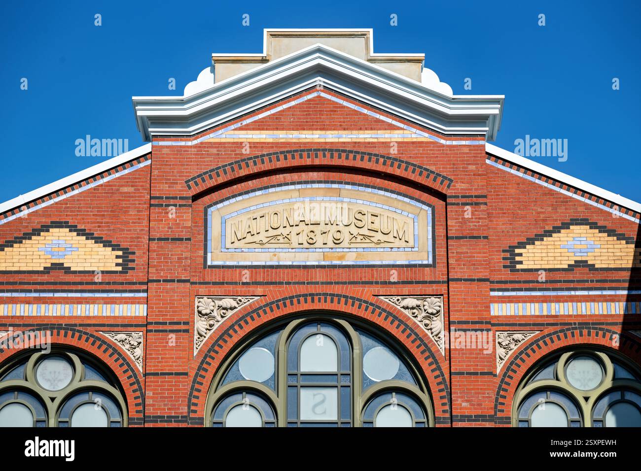WASHINGTON DC - la facciata dell'edificio delle Arti e delle industrie di Independence Avenue mostra il "National Museum 1879" sopra l'ingresso. Questa struttura vittoriana ornata, parte del complesso dello Smithsonian Institution, si erge in modo prominente sul National Mall. Progettato dagli architetti Adolf Cluss e Paul Schulze, rappresenta uno dei primi edifici americani appositamente costruiti per servire come museo nazionale. Foto Stock