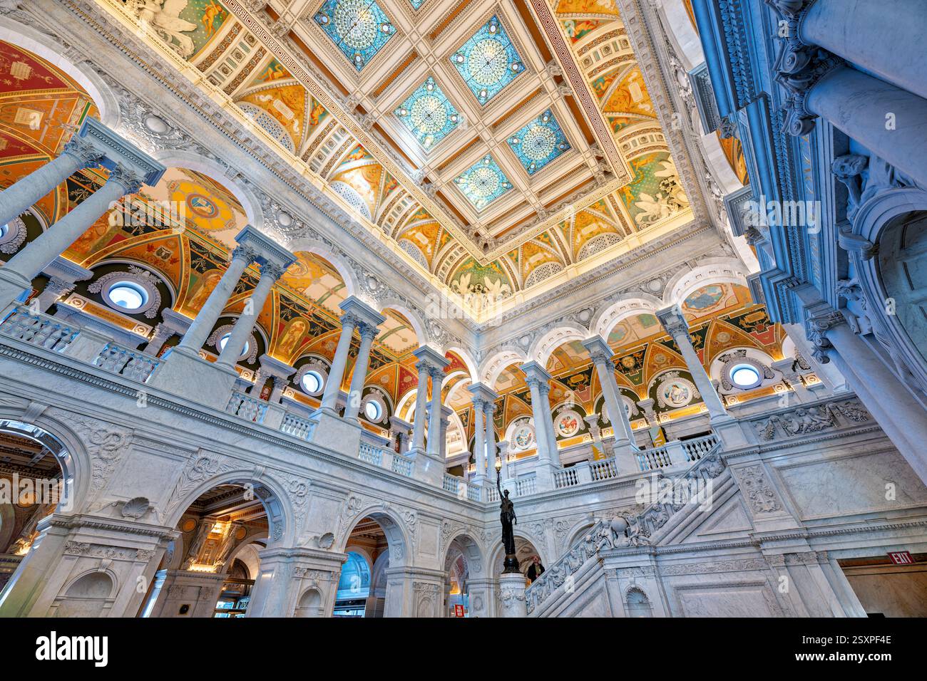 WASHINGTON DC - la sala grande nella Biblioteca del Congresso Thomas Jefferson Building presenta un ornato interno Beaux-Arts con scalinate in marmo, sculture decorative putti e elaborati lavori sul soffitto. Completato nel 1897, l'edificio rappresentò un risultato nazionale senza precedenti ed era considerato la biblioteca "più grande, costosa e sicura" del mondo all'epoca. La sala contiene opere di quasi cinquanta pittori e scultori americani, tra cui le figure putti di Philip Martiny sulla grande scala e il mosaico di Minerva di Elihu Vedder. Foto Stock