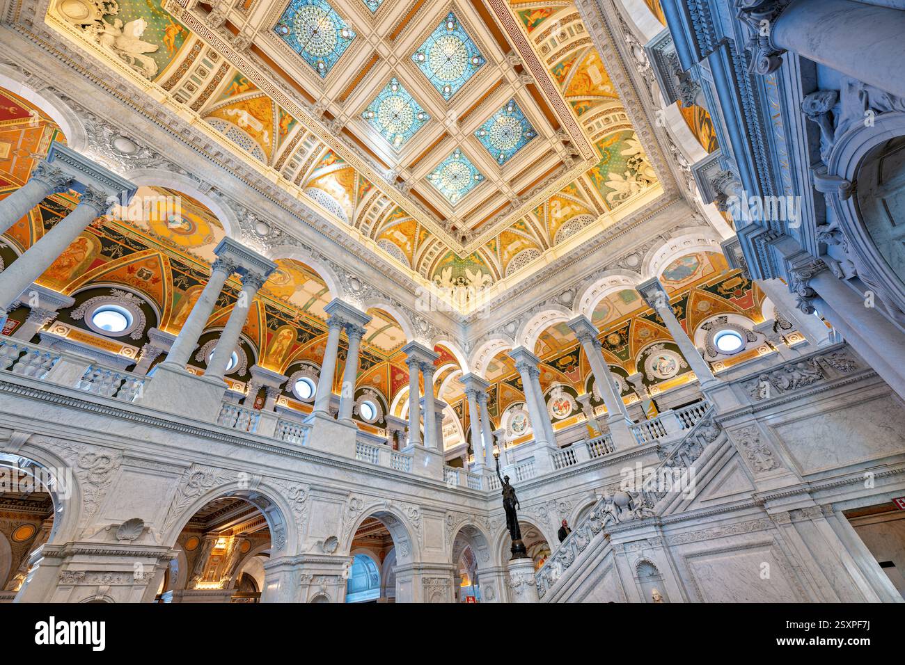 WASHINGTON DC - la sala grande nella Biblioteca del Congresso Thomas Jefferson Building presenta un ornato interno Beaux-Arts con scalinate in marmo, sculture decorative putti e elaborati lavori sul soffitto. Completato nel 1897, l'edificio rappresentò un risultato nazionale senza precedenti ed era considerato la biblioteca "più grande, costosa e sicura" del mondo all'epoca. La sala contiene opere di quasi cinquanta pittori e scultori americani, tra cui le figure putti di Philip Martiny sulla grande scala e il mosaico di Minerva di Elihu Vedder. Foto Stock