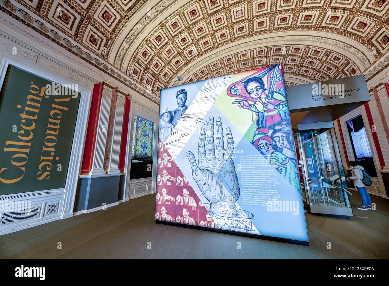 WASHINGTON DC - la mostra "Collecting Memories Exhibit" esposta nella David M. Rubenstein Treasures Gallery presso la Library of Congress presenta oggetti rari e storicamente significativi provenienti dalle vaste collezioni globali della biblioteca. La Rubenstein Gallery è dedicata alla condivisione di manufatti e documenti unici provenienti da quella che è considerata la biblioteca più grande del mondo. La mostra espone oggetti accuratamente curati di importanza culturale e storica provenienti da tutto il mondo, evidenziando il ruolo della Biblioteca come custode della conoscenza e del patrimonio mondiale. Foto Stock