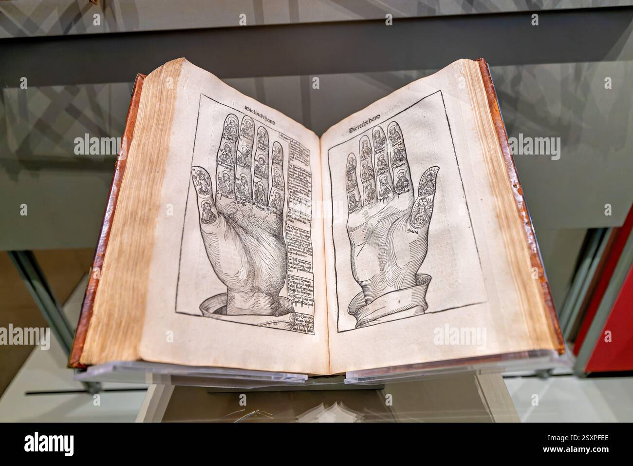 WASHINGTON DC - la mostra "Collecting Memories Exhibit" esposta nella David M. Rubenstein Treasures Gallery presso la Library of Congress presenta oggetti rari e storicamente significativi provenienti dalle vaste collezioni globali della biblioteca. La Rubenstein Gallery è dedicata alla condivisione di manufatti e documenti unici provenienti da quella che è considerata la biblioteca più grande del mondo. La mostra espone oggetti accuratamente curati di importanza culturale e storica provenienti da tutto il mondo, evidenziando il ruolo della Biblioteca come custode della conoscenza e del patrimonio mondiale. Foto Stock