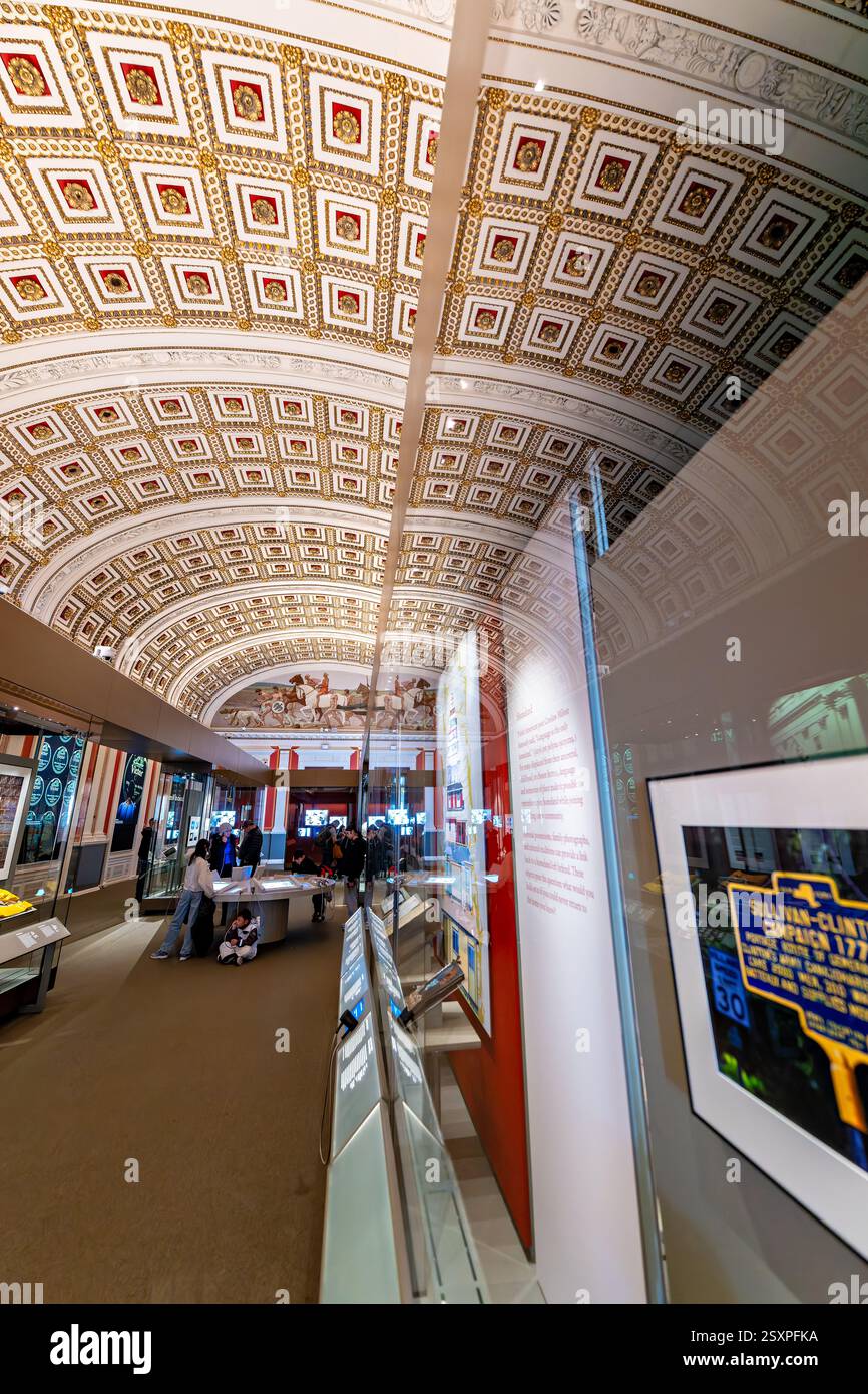 WASHINGTON DC - la mostra "Collecting Memories Exhibit" esposta nella David M. Rubenstein Treasures Gallery presso la Library of Congress presenta oggetti rari e storicamente significativi provenienti dalle vaste collezioni globali della biblioteca. La Rubenstein Gallery è dedicata alla condivisione di manufatti e documenti unici provenienti da quella che è considerata la biblioteca più grande del mondo. La mostra espone oggetti accuratamente curati di importanza culturale e storica provenienti da tutto il mondo, evidenziando il ruolo della Biblioteca come custode della conoscenza e del patrimonio mondiale. Foto Stock