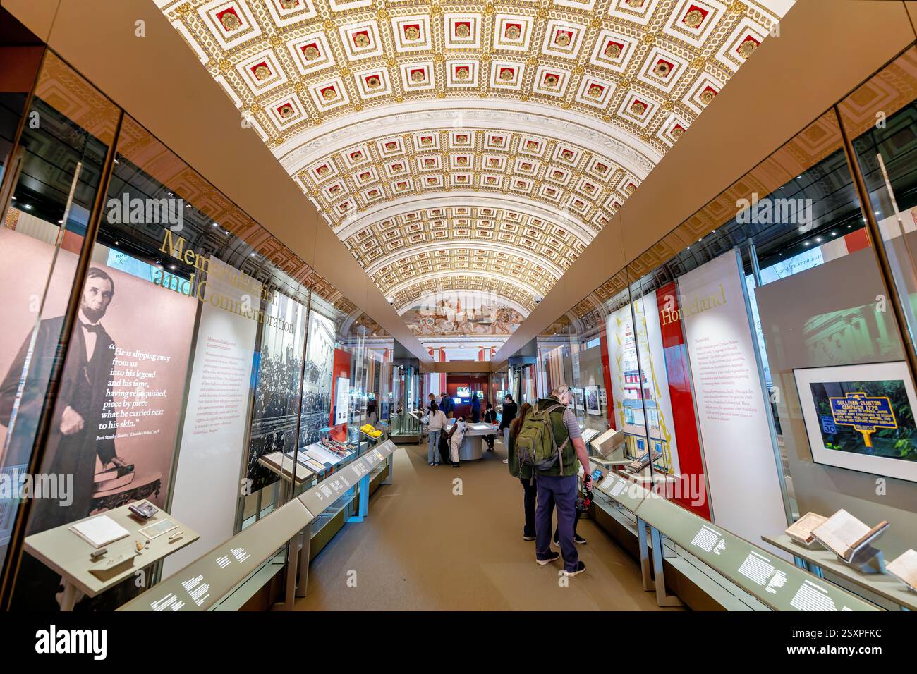 WASHINGTON DC - la mostra "Collecting Memories Exhibit" esposta nella David M. Rubenstein Treasures Gallery presso la Library of Congress presenta oggetti rari e storicamente significativi provenienti dalle vaste collezioni globali della biblioteca. La Rubenstein Gallery è dedicata alla condivisione di manufatti e documenti unici provenienti da quella che è considerata la biblioteca più grande del mondo. La mostra espone oggetti accuratamente curati di importanza culturale e storica provenienti da tutto il mondo, evidenziando il ruolo della Biblioteca come custode della conoscenza e del patrimonio mondiale. Foto Stock