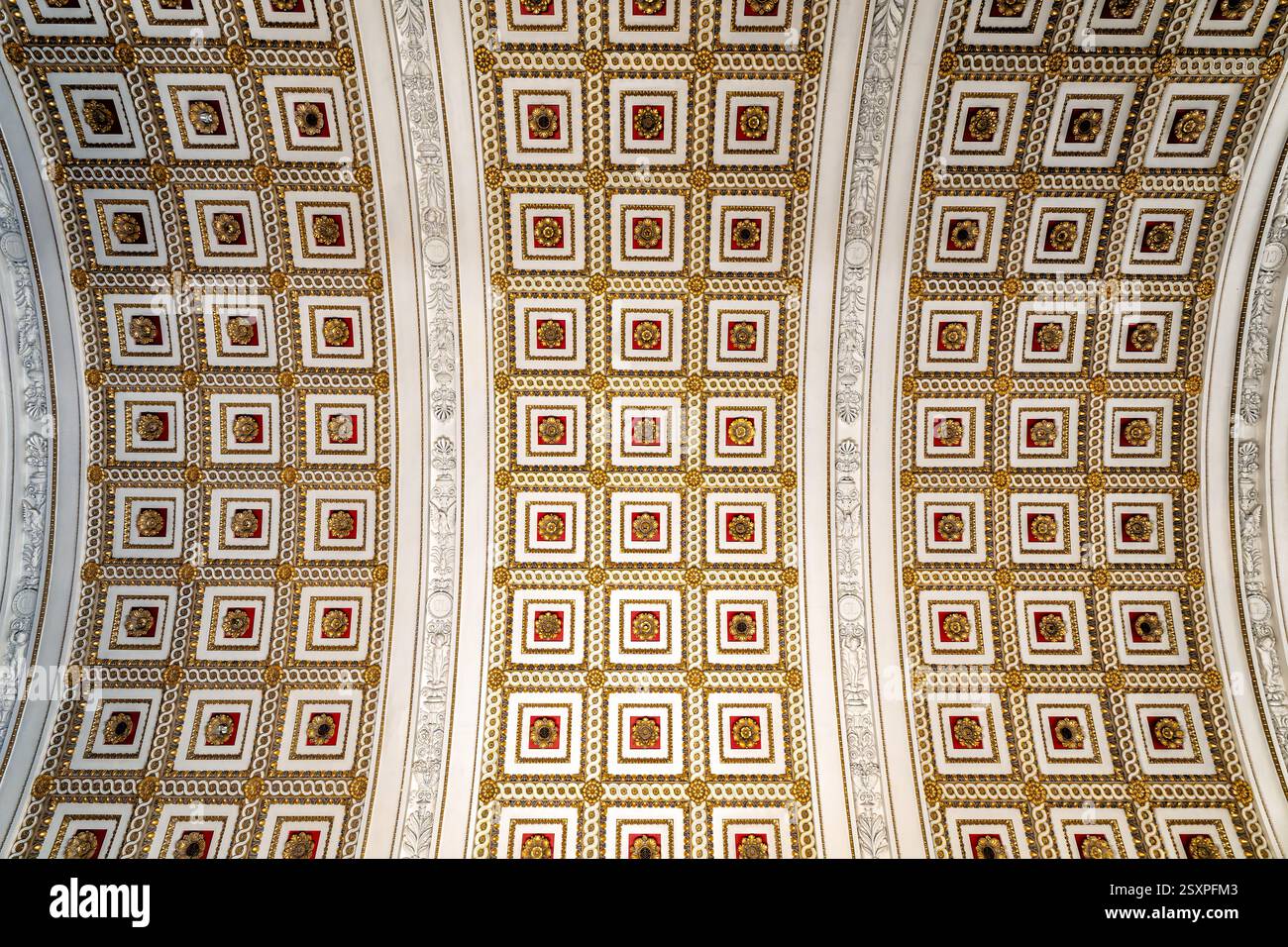 Soffitto della galleria dei tesori David M. Rubenstein della Biblioteca del Congresso a Washington DC | WASHINGTON DC — Il soffitto della galleria dei tesori David M. Rubenstein della Biblioteca del Congresso presenta elaborate decorazioni a motivi geometrici caratteristici dello stile architettonico Beaux-Arts dell’edificio. Situata all’interno dell’storica Thomas Jefferson Building, il soffitto ornato della galleria mostra motivi geometrici precisi, modanature decorative e schemi simmetrici che esemplificano l’artigianato del periodo rinascimentale americano. Questo soffitto riccamente ornato funge da punto di riferimento architettonico sopra la galleria d Foto Stock