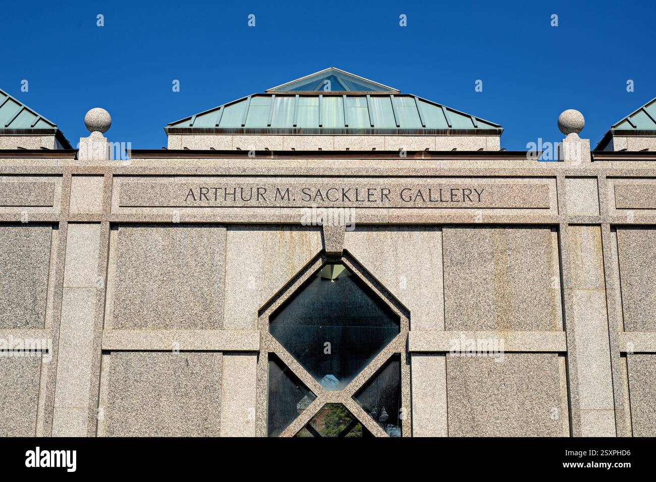 WASHINGTON DC - la Arthur M. Sackler Gallery fa parte del National Museum of Asian Art dello Smithsonian Institution. Il museo, aperto nel 1987, ospita una vasta collezione di arte e manufatti asiatici. Situato sul National Mall, collega la metropolitana alla Freer Gallery of Art, formando un centro completo di studi e mostre d'arte asiatica. Foto Stock