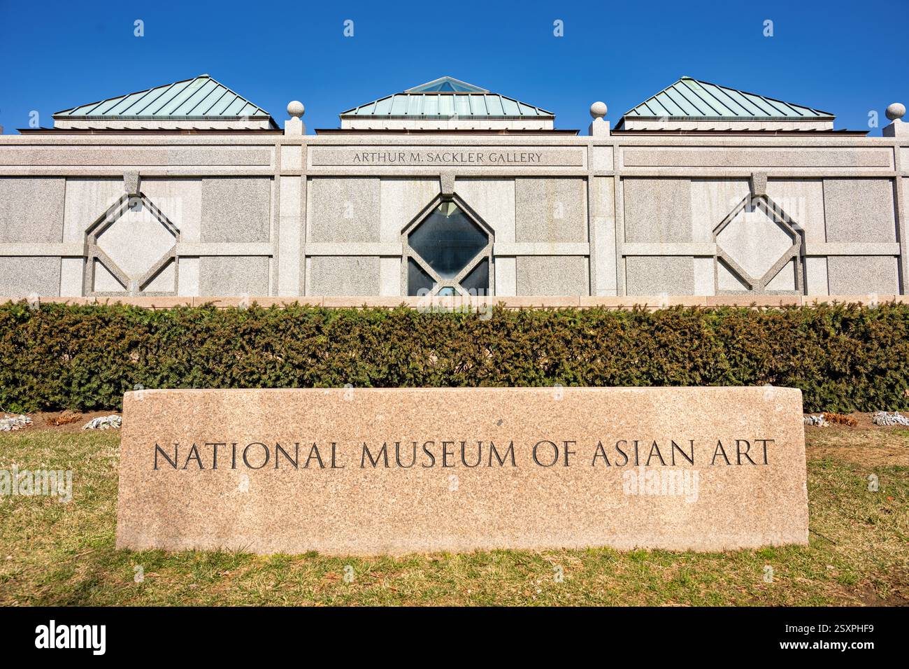 WASHINGTON DC - la Arthur M. Sackler Gallery fa parte del National Museum of Asian Art dello Smithsonian Institution. Il museo, aperto nel 1987, ospita una vasta collezione di arte e manufatti asiatici. Situato sul National Mall, collega la metropolitana alla Freer Gallery of Art, formando un centro completo di studi e mostre d'arte asiatica. Foto Stock
