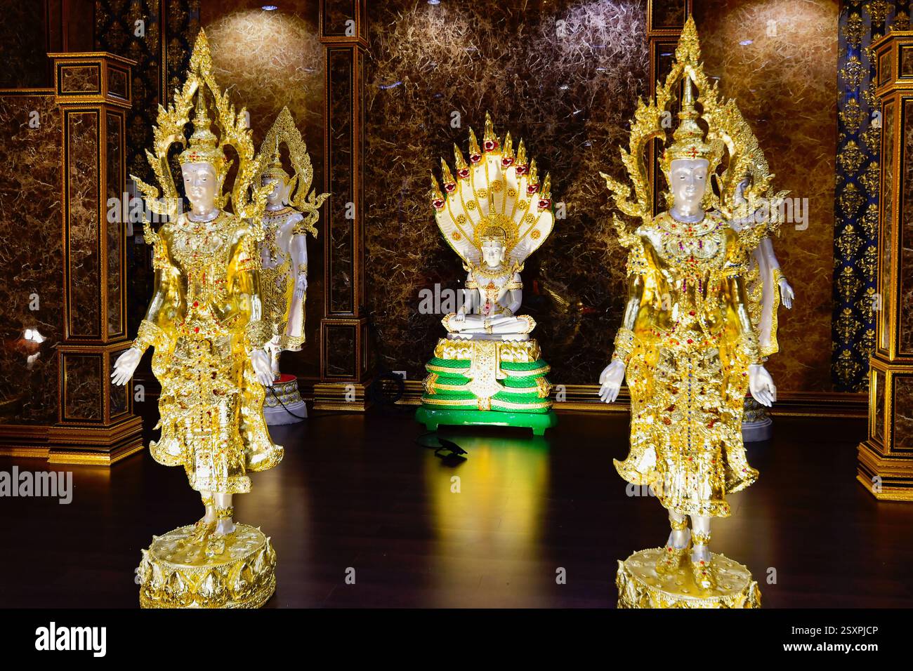 Statue buddiste dorate girate a Bangkok Foto Stock