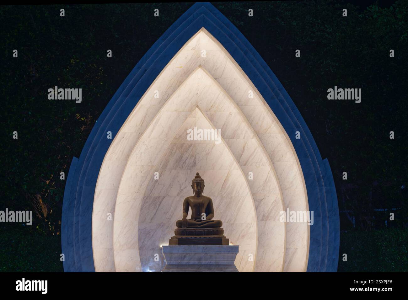 Buddha seduto con illuminazione blu Foto Stock