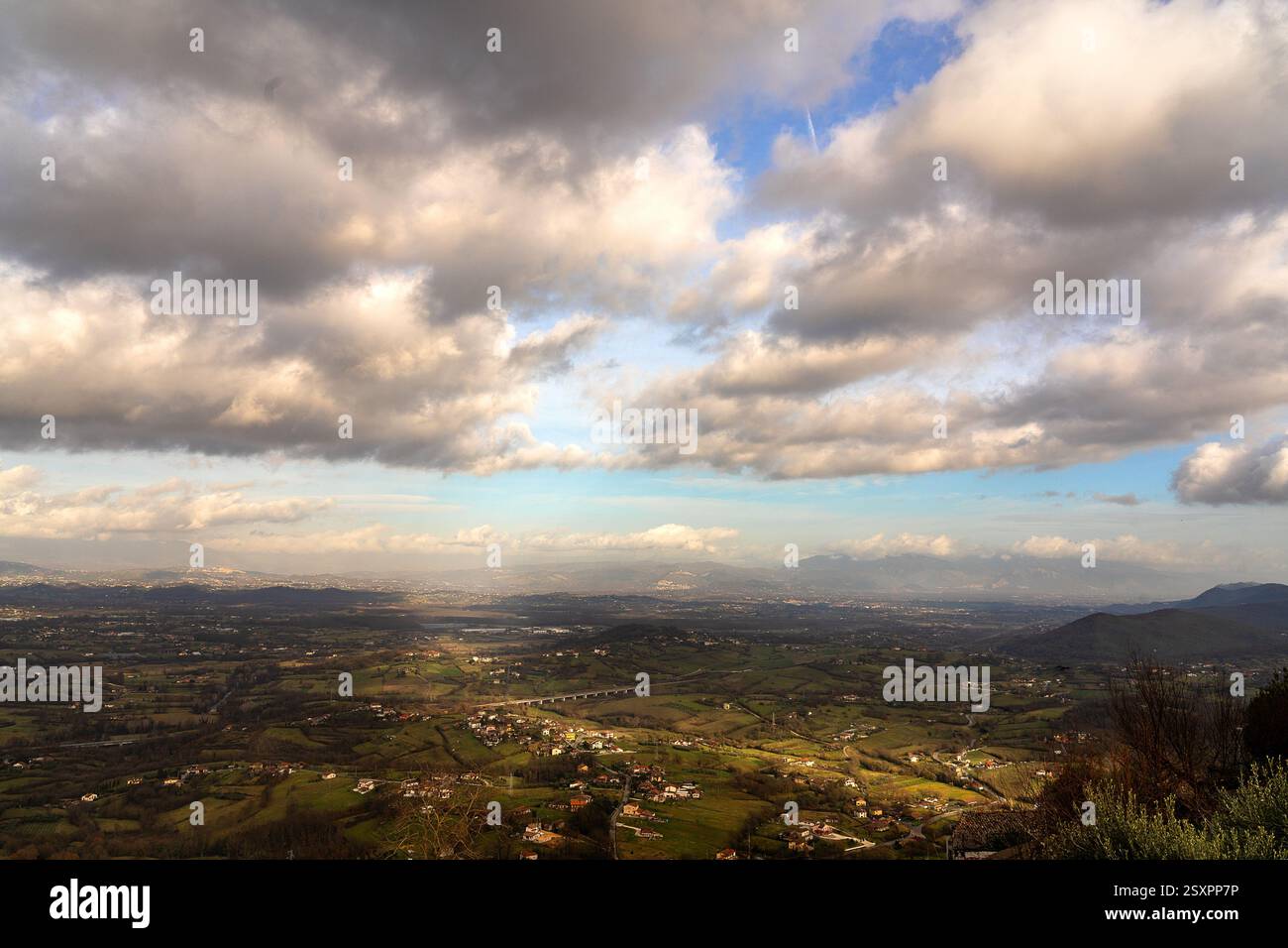 Ampia vista della campagna e delle montagne della Ciociaria, sotto un suggestivo cielo nuvoloso che crea un interessante gioco di luci e ombre sulla terra Foto Stock