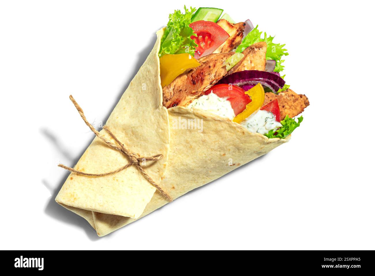 Giroscopi di pollo greco avvolti con verdure e salsa tzatziki isolata su sfondo bianco, elemento di design. Cibo greco sano. Doner kebab in pita brea Foto Stock