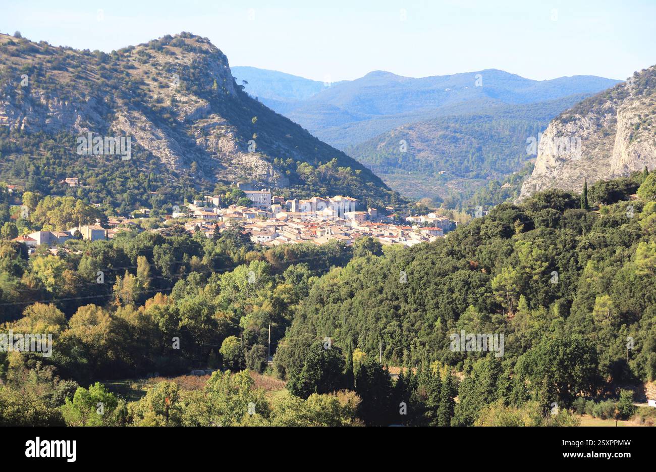 Il villaggio di Anduze, situato ai piedi delle scogliere Cévennes nel Gard. Foto Stock