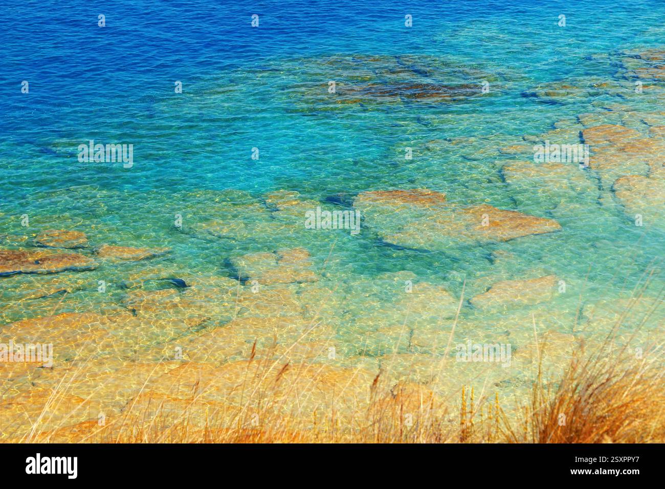 Acqua limpida con una sfumatura di colore dal blu all'ocra. Foto Stock