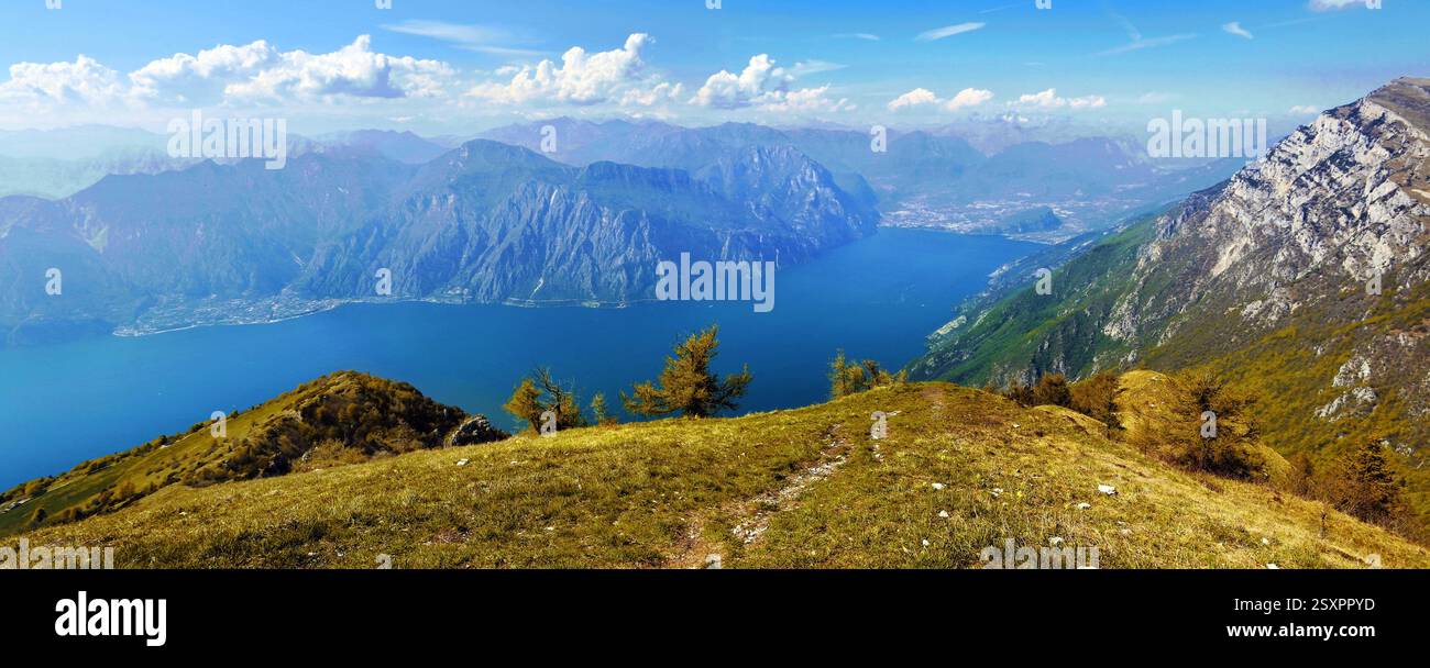 Vista aerea del Lago di Garda e delle Alpi. Foto Stock