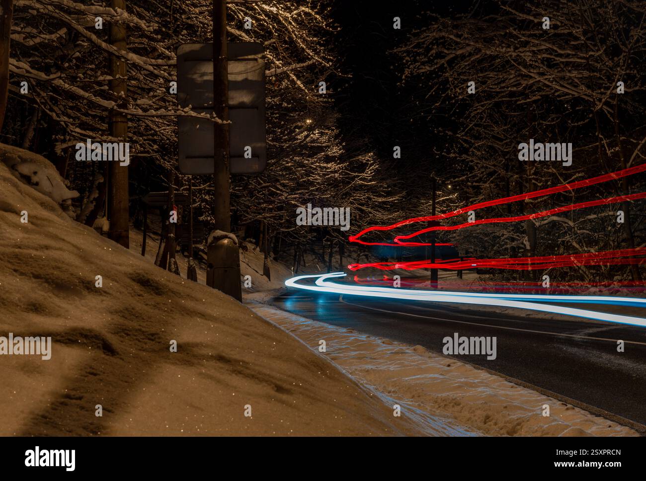Fredda e nevosa serata invernale nelle colorate strade della città di Liberec Foto Stock